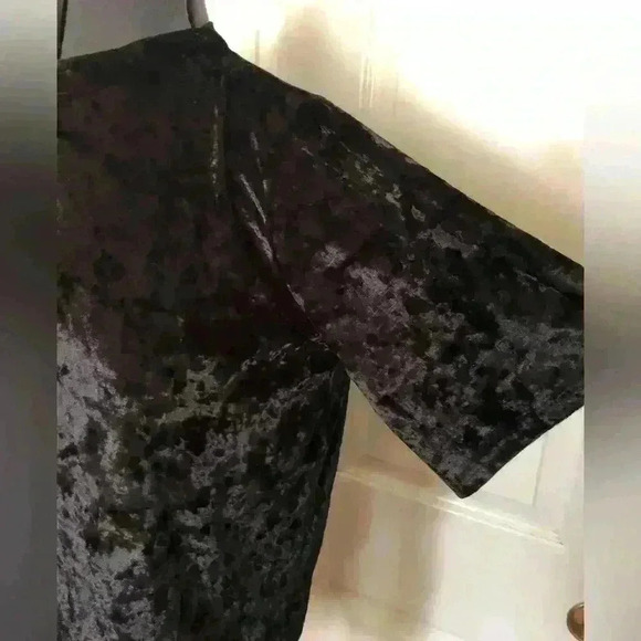Tres Bien Black Velvet short sleeve crop top Medium - Picture 2 of 5